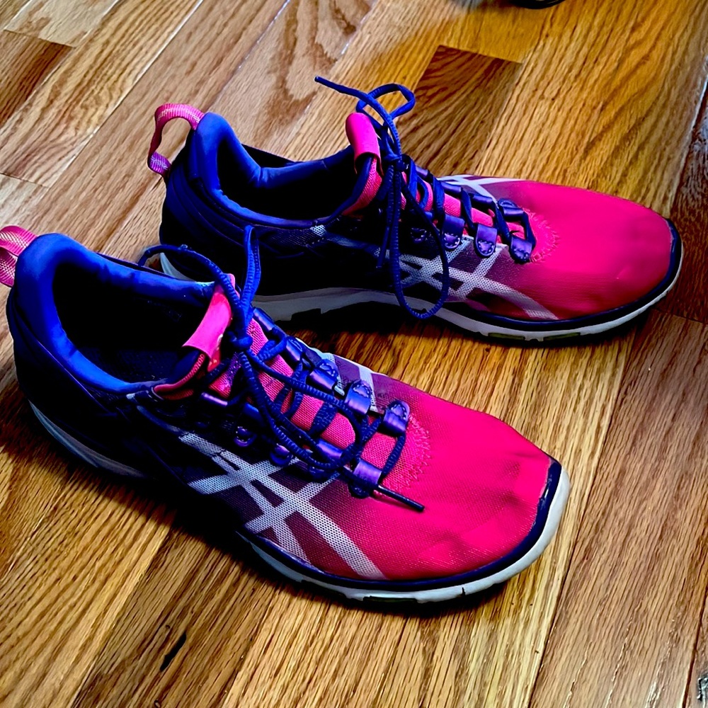 Womens size 8 asic training sneakers